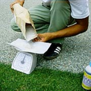 写真15．殺菌剤を計量します