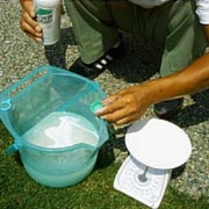 写真14．殺虫剤を混ぜて撹拌します