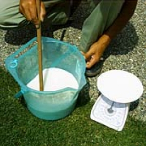 写真16．殺菌剤を混ぜてよく撹拌します