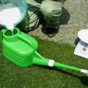 写真17．散布液をジョウロに移します