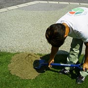 写真20．足で踏みつけます