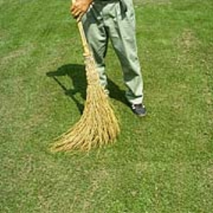 写真20．足で踏みつけます