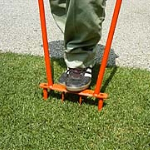 写真20．足で踏みつけます