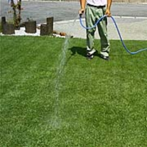 写真11．散布後は散水します