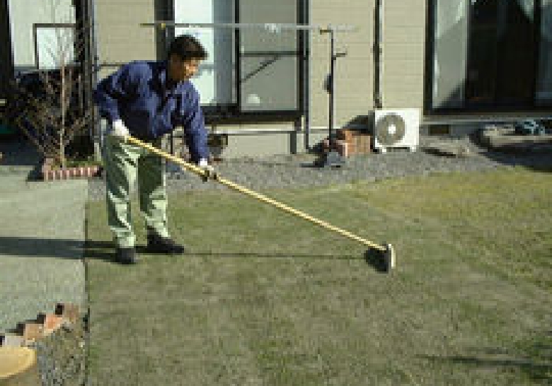 砂を撒いたら均し板等で均して下さい