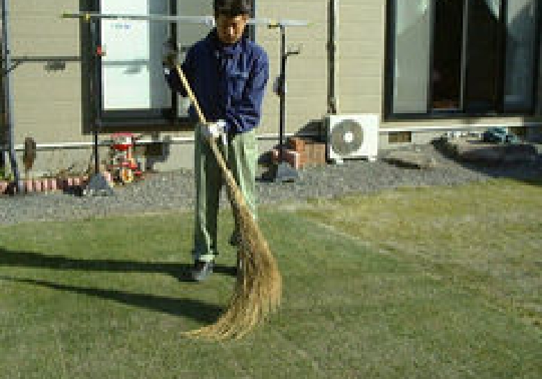 竹箒等で丁寧に擦り込みます